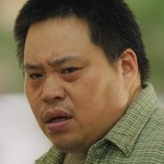 Uncle Mute is portrayed by Taiwanese actor Wu Chen Ya (吳震亞).