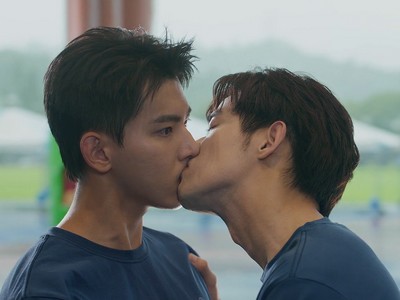 Sheng Wang and Tiang Jian kiss during school.