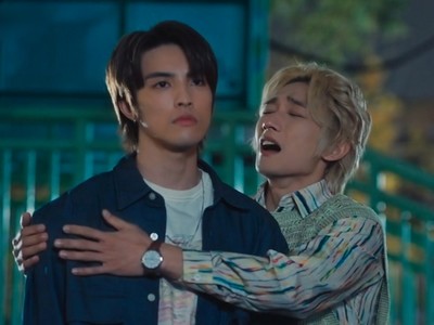 Cha gives Hai Yuan one of his classic grandpa hugs.