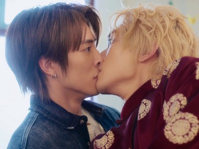 Grandpa Cha and Hai Yuan have their first kiss at the funeral home.