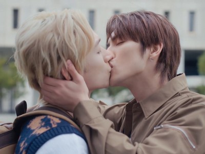 Cha and Hai Yuan kiss.