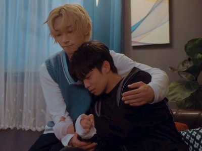 Cha comforts Ri Qian.