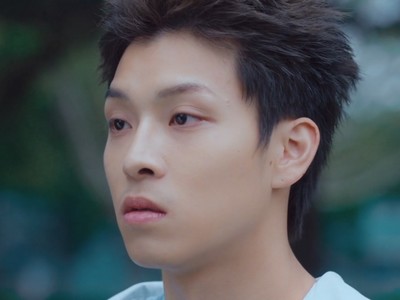 Bai Ling is portrayed by Taiwanese actor Hung Wei (洪暐).