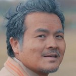 The older version of Cha is portrayed by Taiwanese actor Huang Hao Yung (黃浩詠).