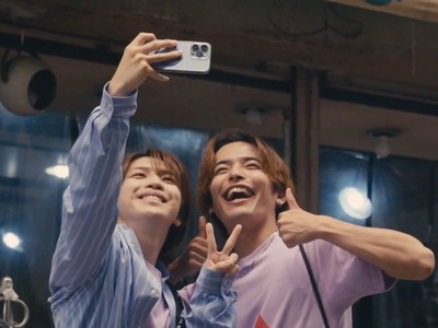 Hiro and Natsuo take a selfie.