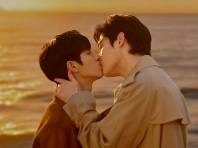 Chaeha and Taeseon kiss on the beach in The Prosecutor's Proposal ending.