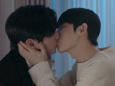 Chaeha and Taeseon kiss.