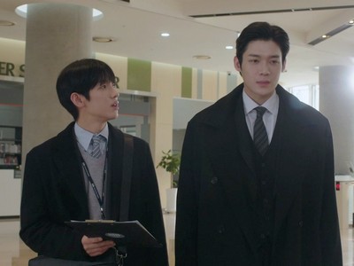 Chaeha and Taeseon are talking in the office.