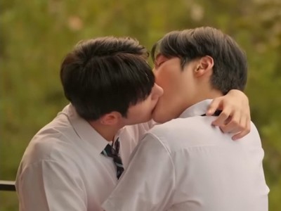 Jiwon and Siwoo are kissing.