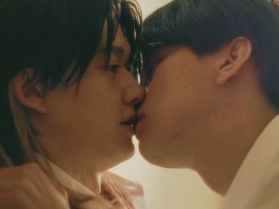 Naoya and Takaaki kiss.