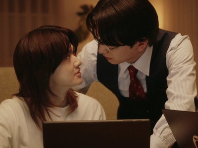 Naoya and Takaaki look at each other.