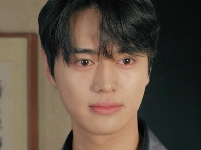 Bihyung is portrayed by Korean actor Hwang Jae Wook (황재욱).