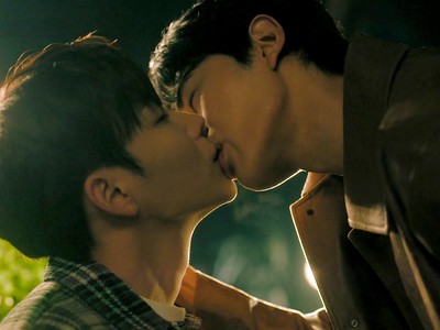 Geumbok and Bihyung kiss.