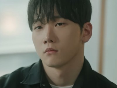 Siwoo is portrayed by Korean actor Lee Dong Hee (이동희).