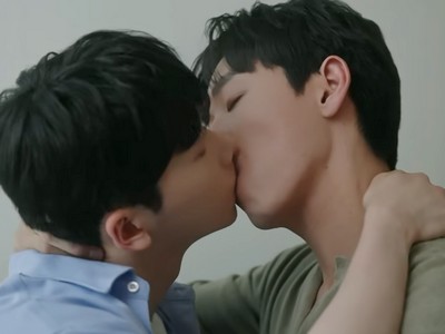 Siwoo and Seongjae kiss.