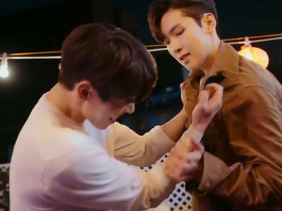 Eun Kyu and Ji Soo get into a fistfight over Hae Won in The Tasty Florida Episode 7.