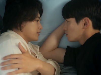 Hae Won and Eun Kyu have an intimate conversation in bed in The Tasty Florida Episode 4.