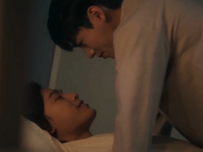 Hae Won and Eun Kyu get flirty in bed after they become boyfriends.