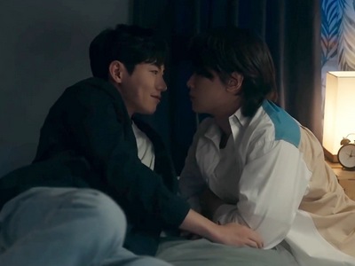 Eun Kyu climbs into Hae Won's bed drunk.