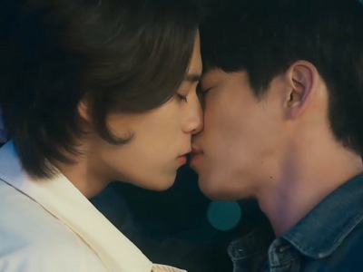 Eun Kyu initiates a kiss with Hae Won.