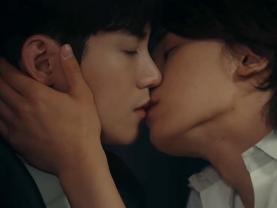 Hae Won and Eun Kyu share their first kiss.