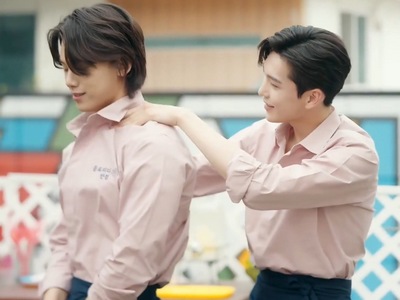 Ji Soo gives Hae Won a backrub.