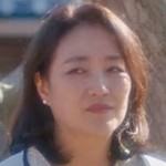 Donghee's mom is portrayed by the Korean actress Lee Eun Ju (이은주).