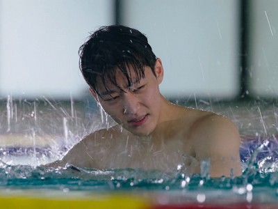 Hotae looks frustrated in the swimming pool.