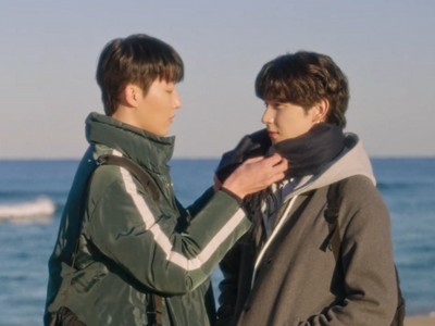 Hotae wraps his scarf around Donghee.