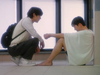 Donghee comforts Hotae after losing the swimming race.