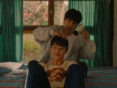 Donghee dries Hotae's hair in their bedroom.