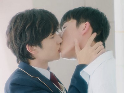 Hotae and Donghee have their first kiss.