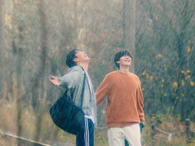 Hotae and Donghee are in the rain.