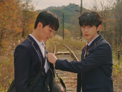 Donghee gives Hotae his schoolbag.