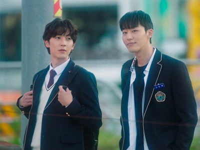 Hotae and Donghee are high school students and friends.