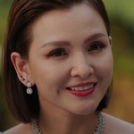 Nawee's stepmom is portrayed by the Thai actress Candy Rakkaen (แคนดี้ รากแก่น).