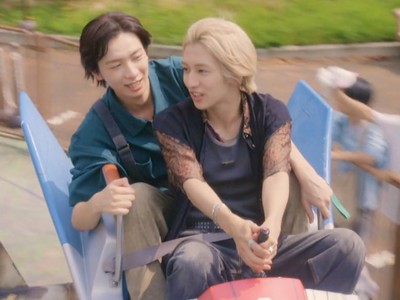 Minato and Shizuma ride a rollercoaster.