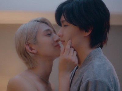 Minato seduces Shizuma in the room.