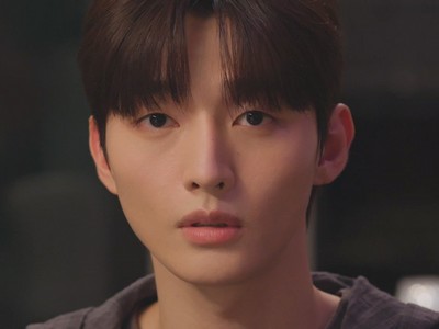 Ilyo is portrayed by Korean actor Yoon Ji Sung (윤지성).