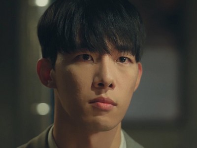 Jeonghan is portrayed by Korean actor Jeong Ri U (정리우).