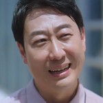 The manager is portrayed by Korean actor Byeon Gyeong Rok (변경록).