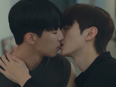 Iljo and Jeonghan kiss.