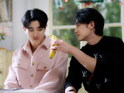 Jaehun gives Haejun a banana.