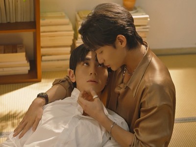 Haejun and Jaetun have an intimate moment.