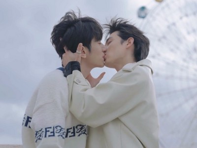Haejun and Jaetun kiss in the finale.