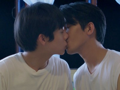 Tin and Park kiss each other in the Tin Tem Jai ending.