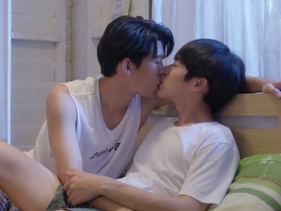 Tin and Park kiss in bed.