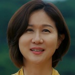 The art lady is portrayed by the Korean actress Yoon Ye Hee (ìœ¤ì˜ˆí�¬).