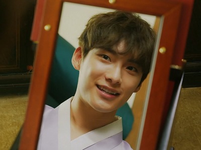 Eun Ho smiles at his reflection in the mirror.