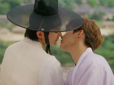 Eun Ho and Heon come close to kissing.